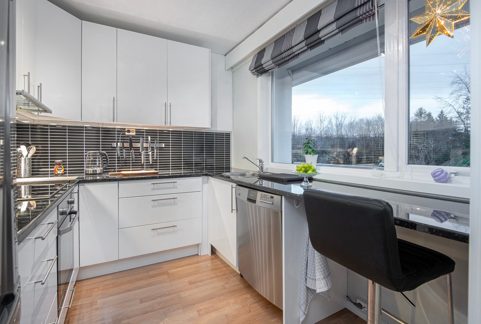 Fin spiseplass på kjøkkenet. Galleribilde