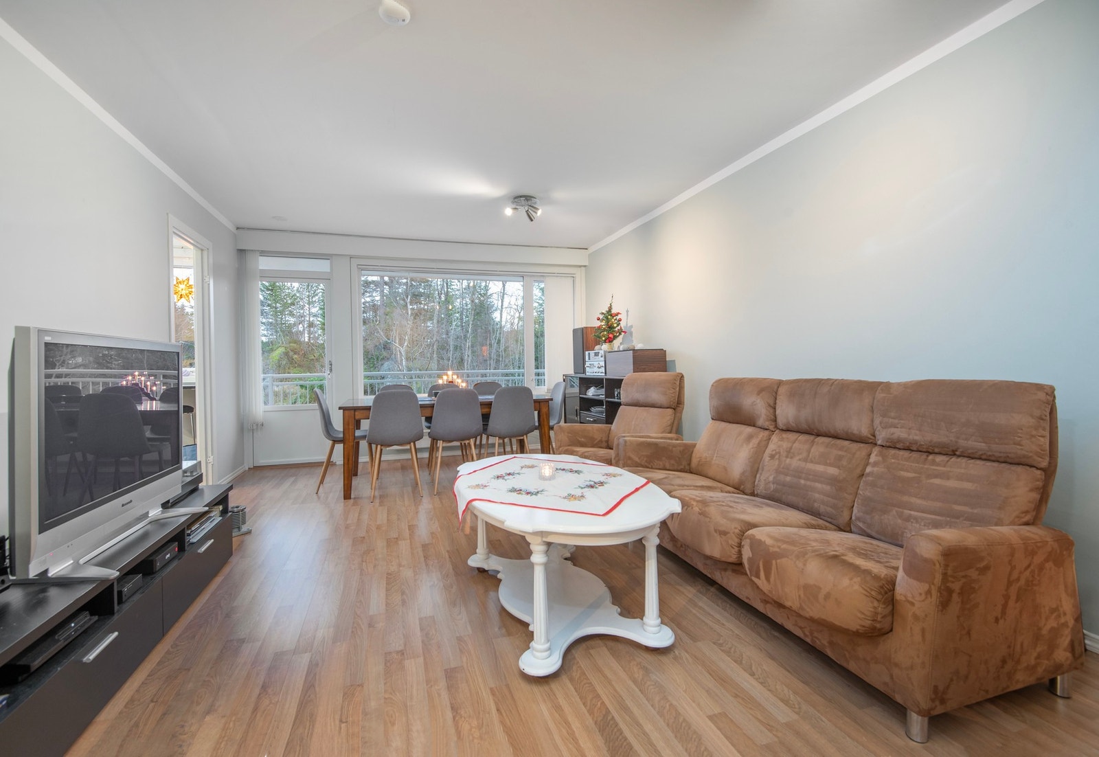 Lys stue som er enkel å møblere. Galleribilde