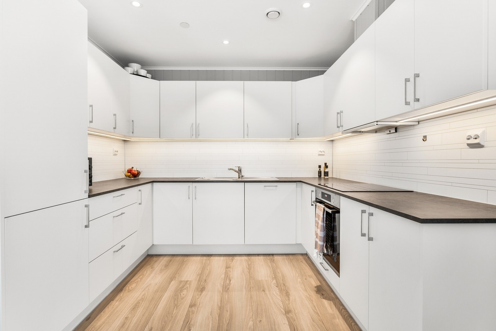 Moderne kjøkken med rikelig skap- og benkeplass Galleribilde