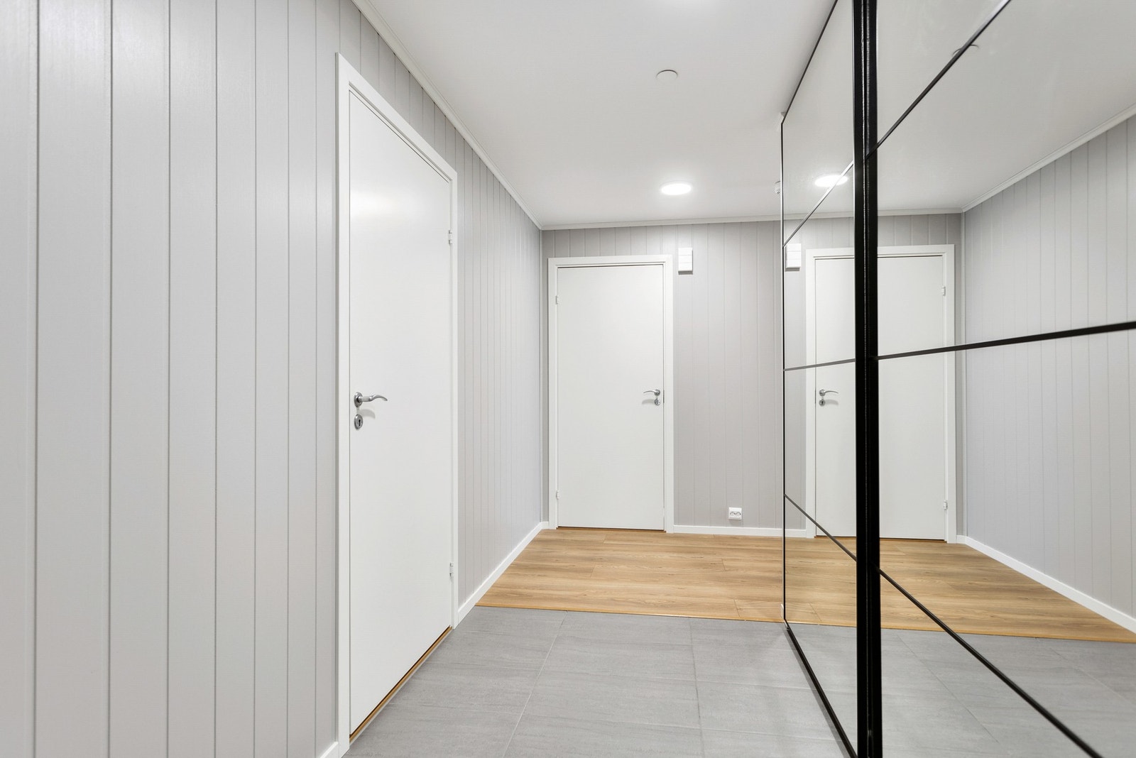 Romslig entrè Galleribilde