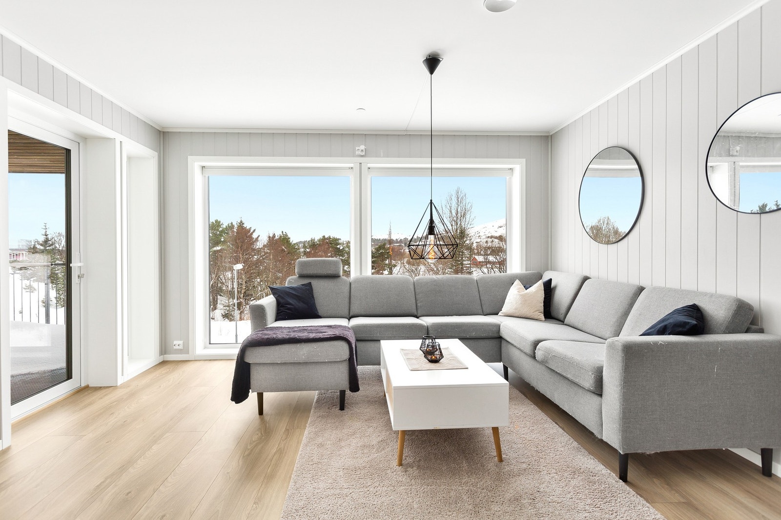 Store vindusflater som skaper godt lysinnslipp Galleribilde