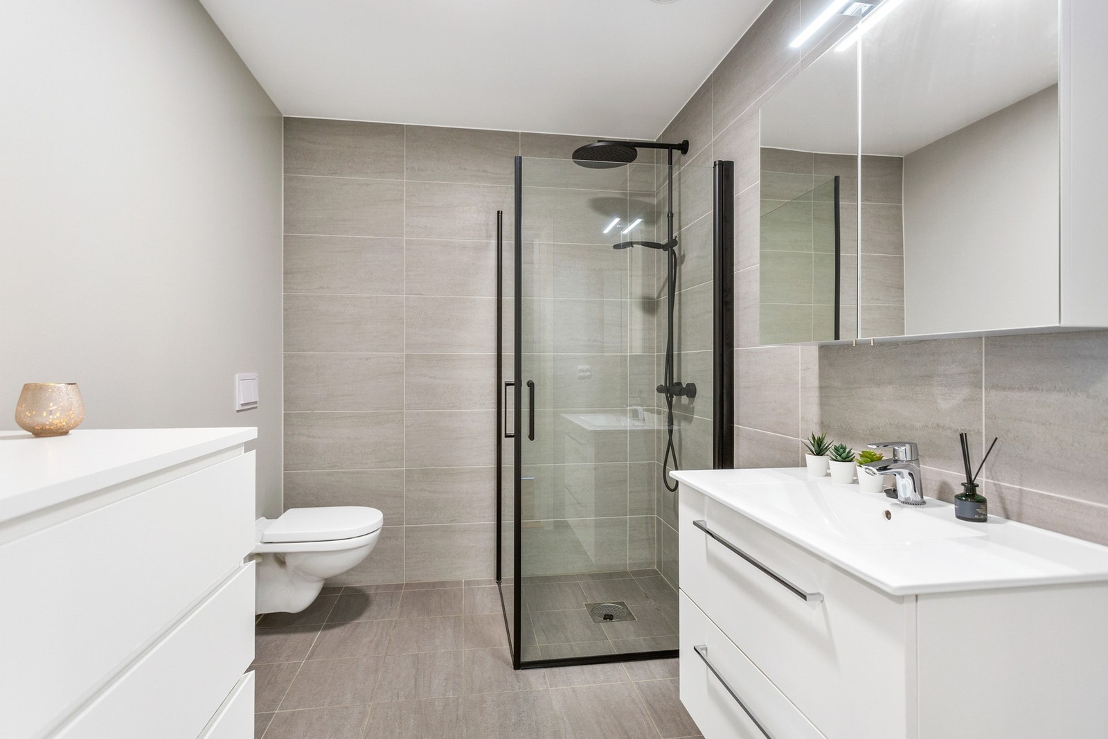 Lekkert bad i moderne stil Galleribilde