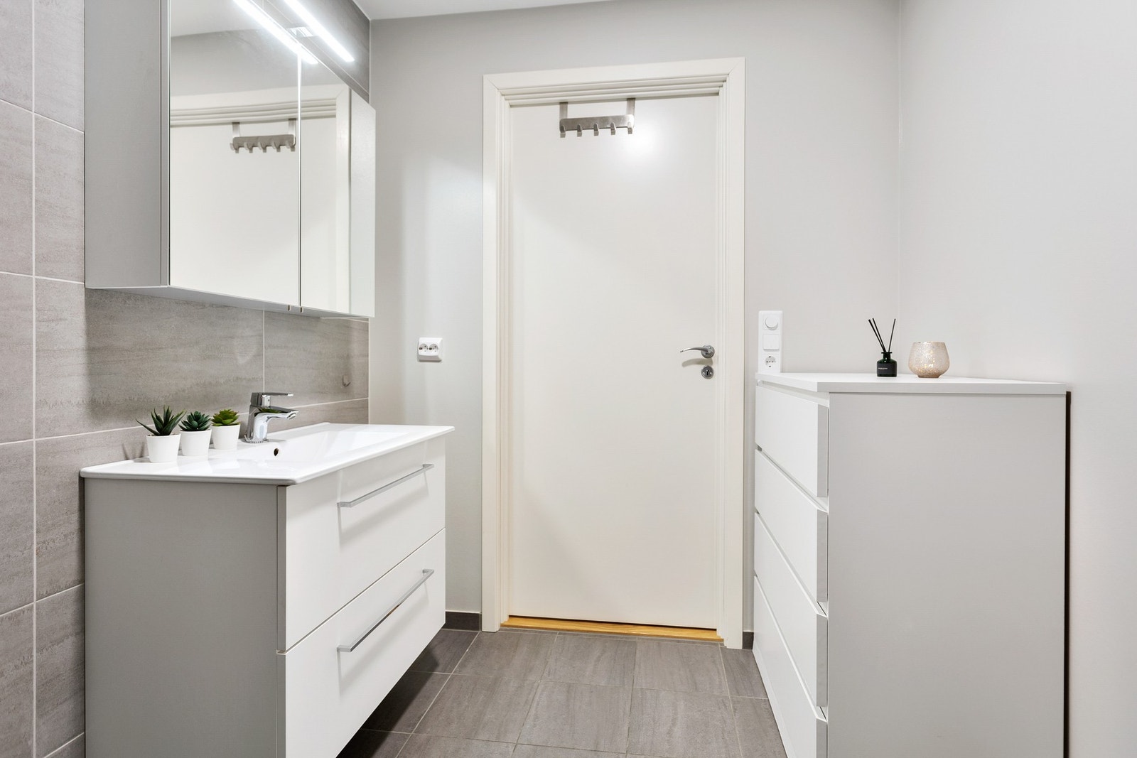 Fliser på gulv og delvis flis/malte plater på vegger Galleribilde