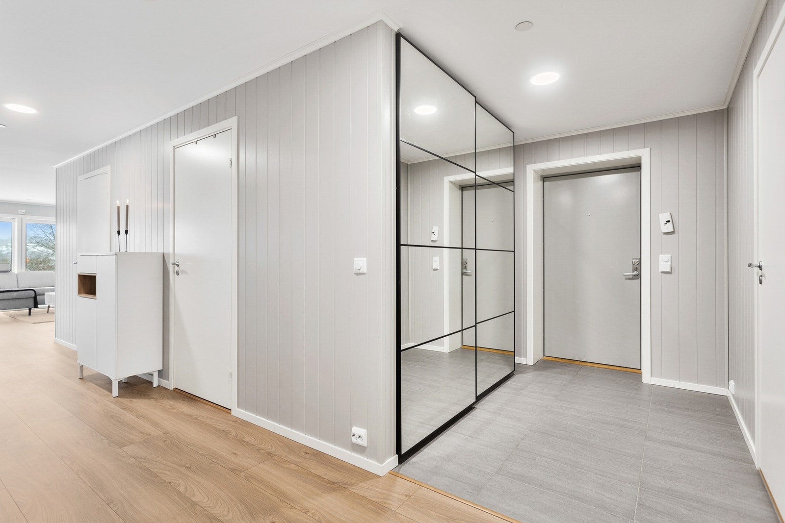 Flott garderobeløsning med speil Galleribilde