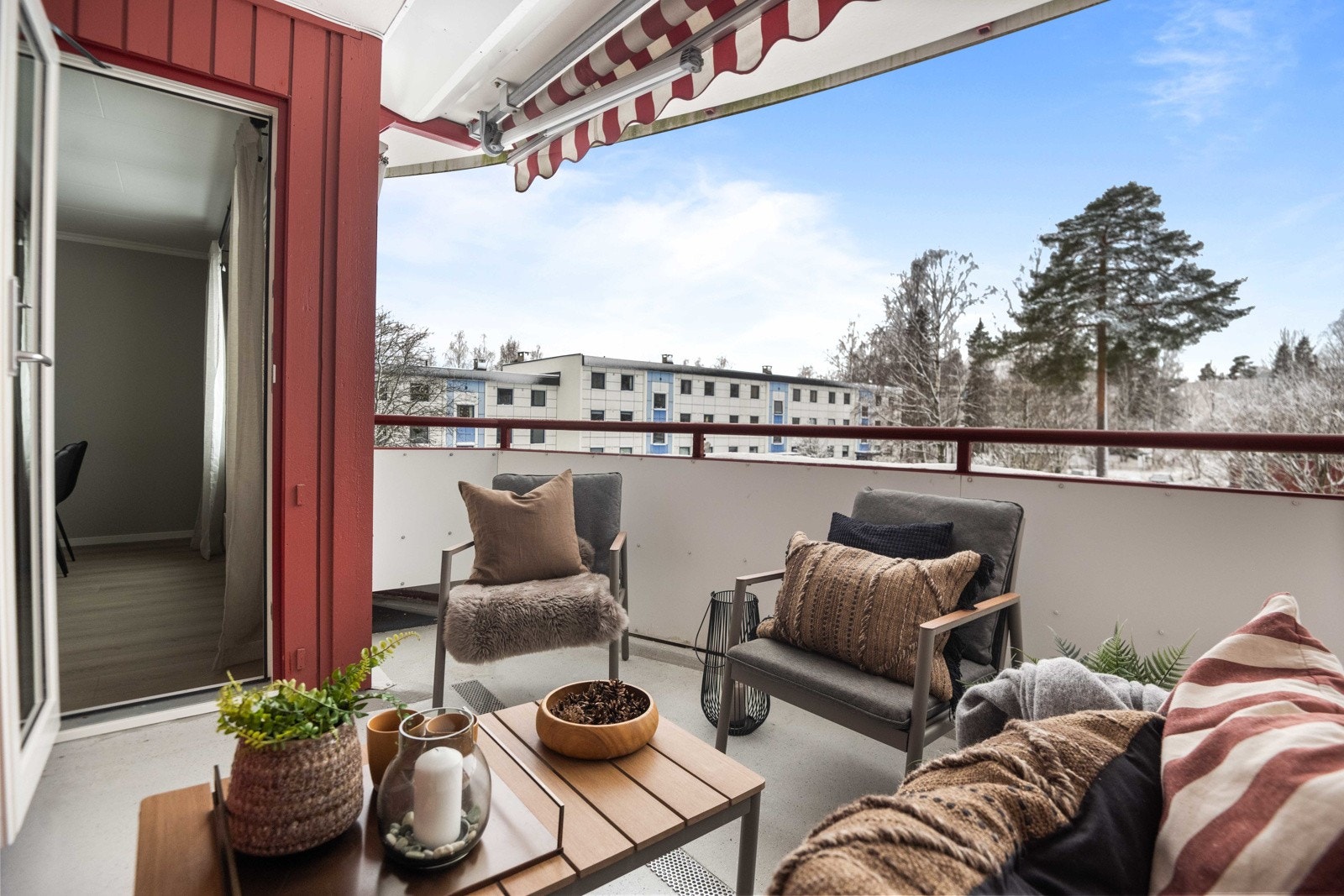 Balkongen har også elektrisk markise som kan skygge for solen på de varmeste sommerdagene, samt utebelysning og stikkontakt Galleribilde