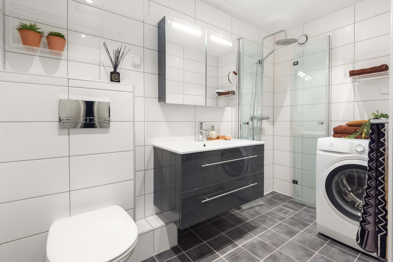 Badet ble oppusset i 2011 (utført av Dinas boligservice) og har bla. pene fliser, varmekabler i gulv og LED-downlights (fra 2024) i himling Galleribilde