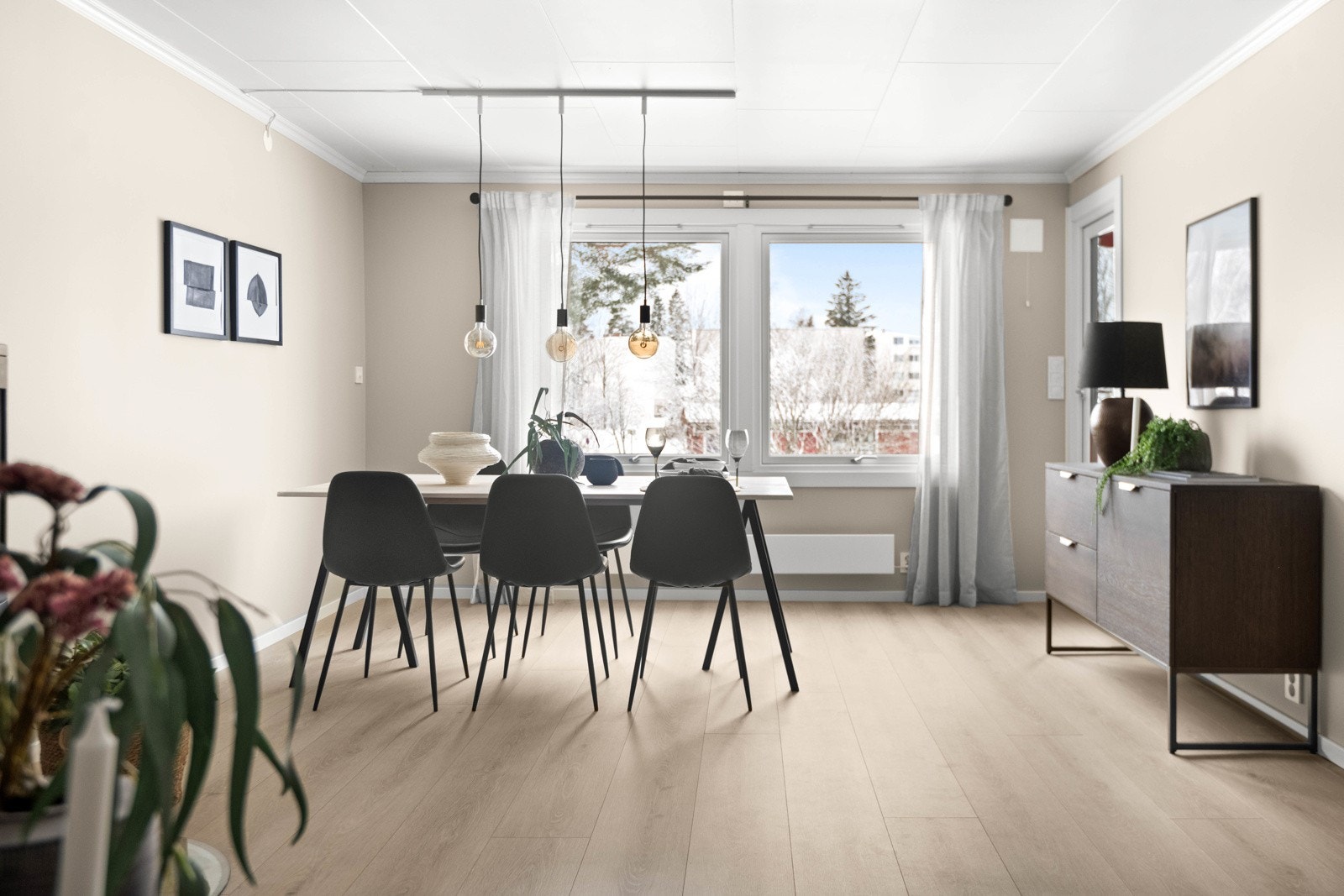Leiligheten fikk også nye vinduer/balkongdør i 2024 i regi av borettslaget Galleribilde