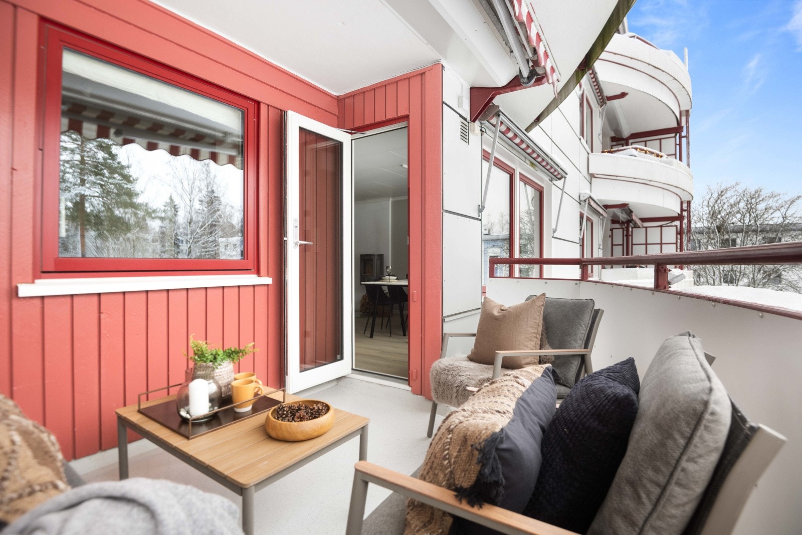 Fra stuen er det utgang til en flott balkong på ca 7 m2. Uteplassen vender hovedsakelig mot vest og byr på meget gode solforhold fra ca. kl. 13 - 21 sommerstid Galleribilde
