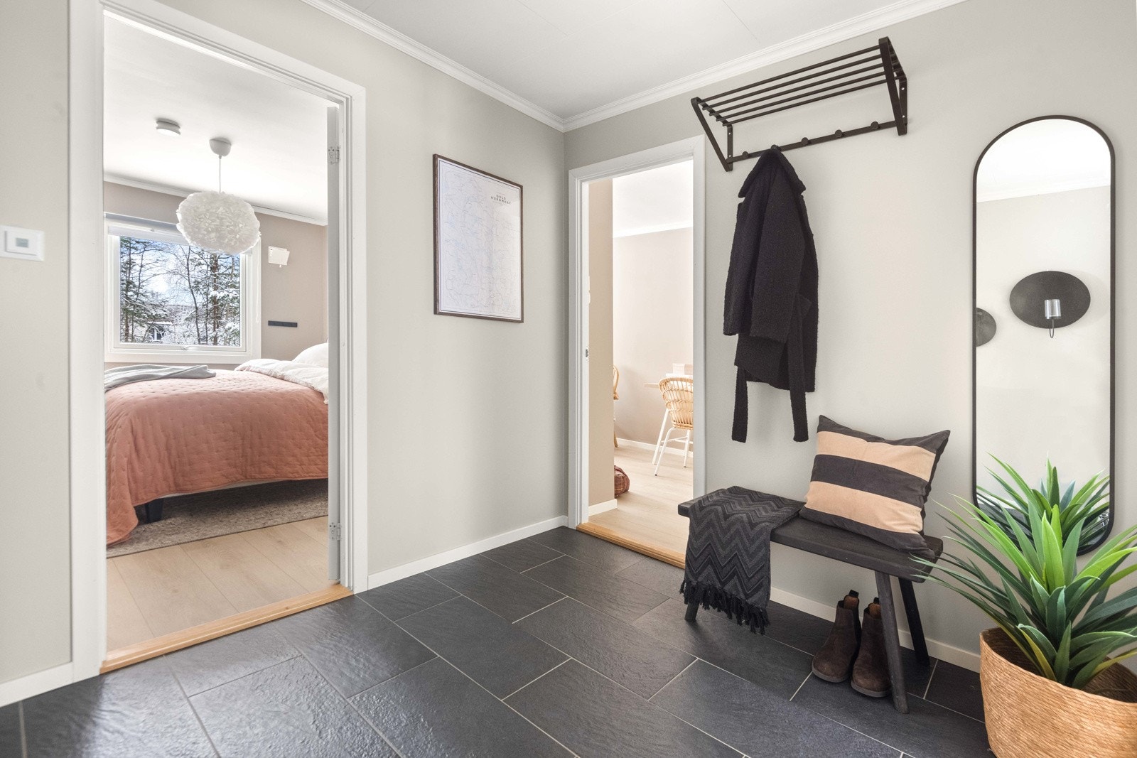 Her bor du fint til i gårdens 1.etasje med enkel trappefri adkomst Galleribilde