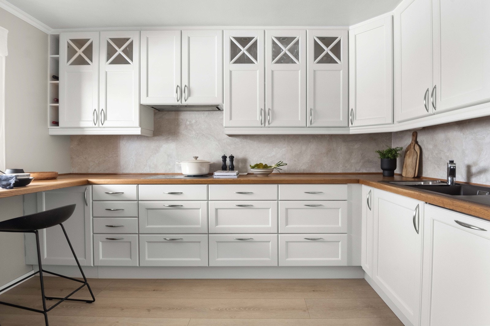 Videre er kjøkkenet innredet med AEG kjøleskap med fryser fra 2017, Miele oppvaskmaskin fra 2019, samt AEG stekeovn og Miele induksjonsplatetopp fra 2012 Galleribilde
