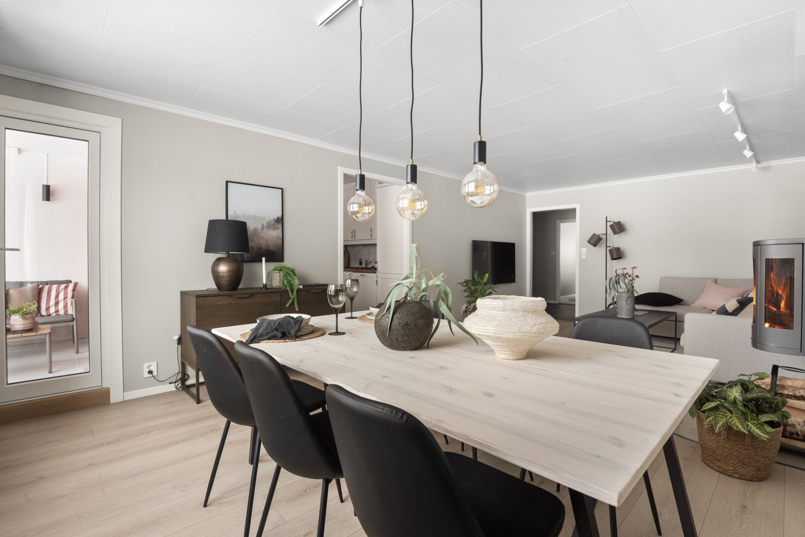 Boligen byr på en lys og hyggelig stue med slitesterk laminat på gulv og moderne overflater fra 2020 Galleribilde