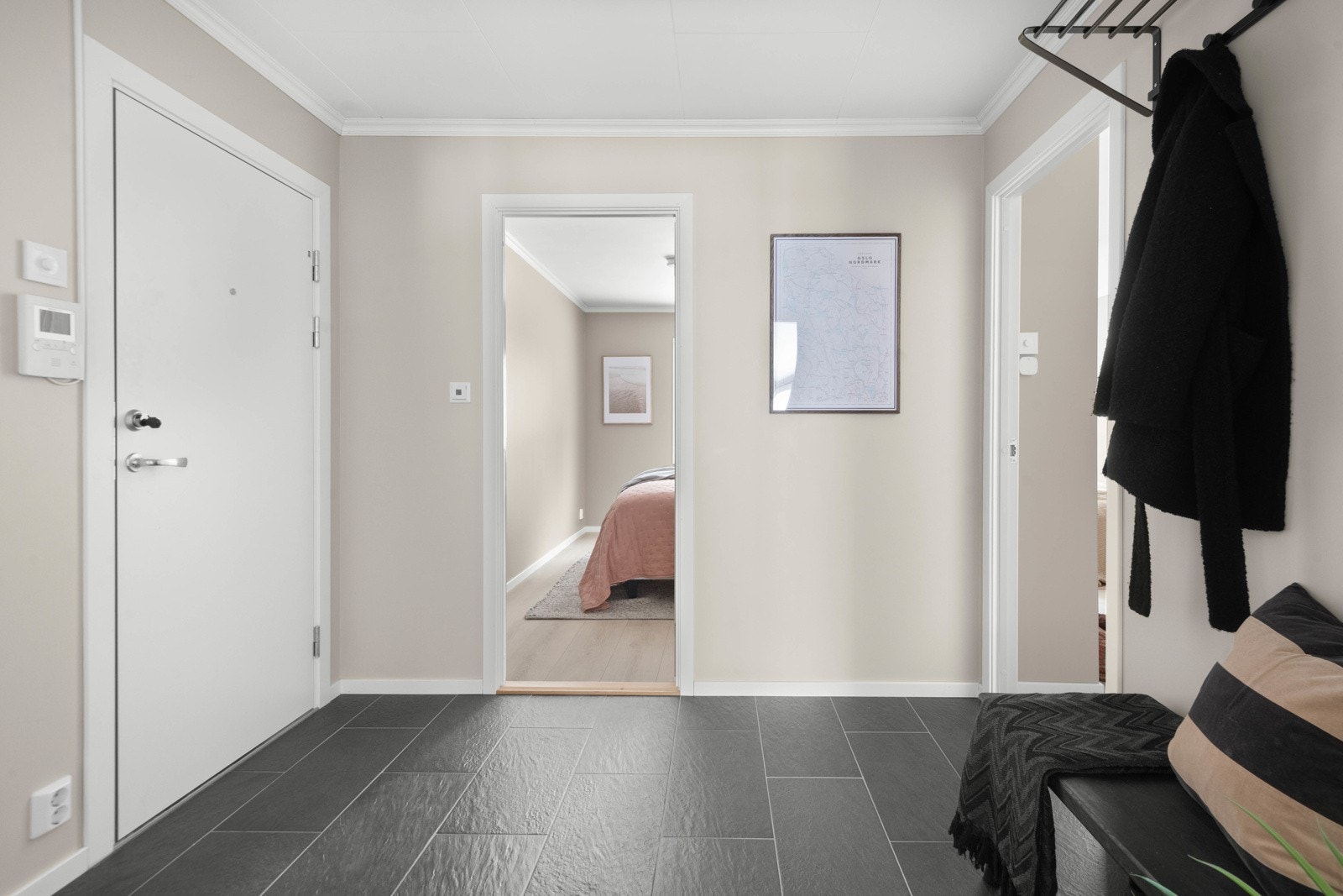 Entré har flidlagt gulv med varmekabler fra 2020 Galleribilde