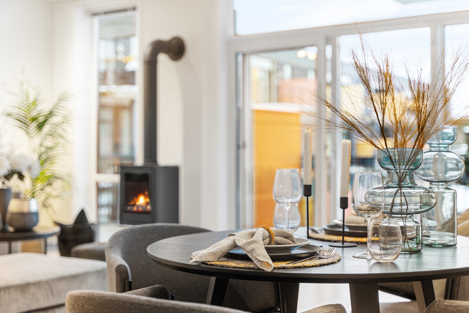 Stuen kan enkelt innredes i ulike soner. Gasspeisen holder leiligheten varm og lun gjennom vinteren. Galleribilde