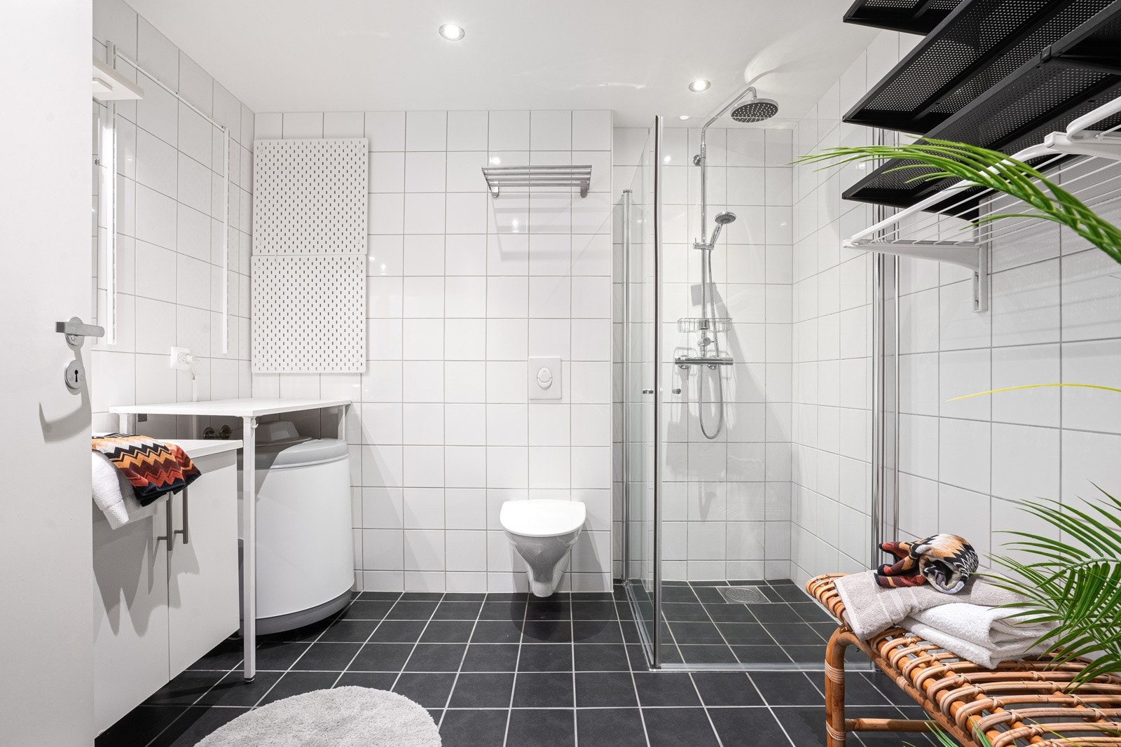 Innbydende, flislagt bad med gulvvarme. Galleribilde