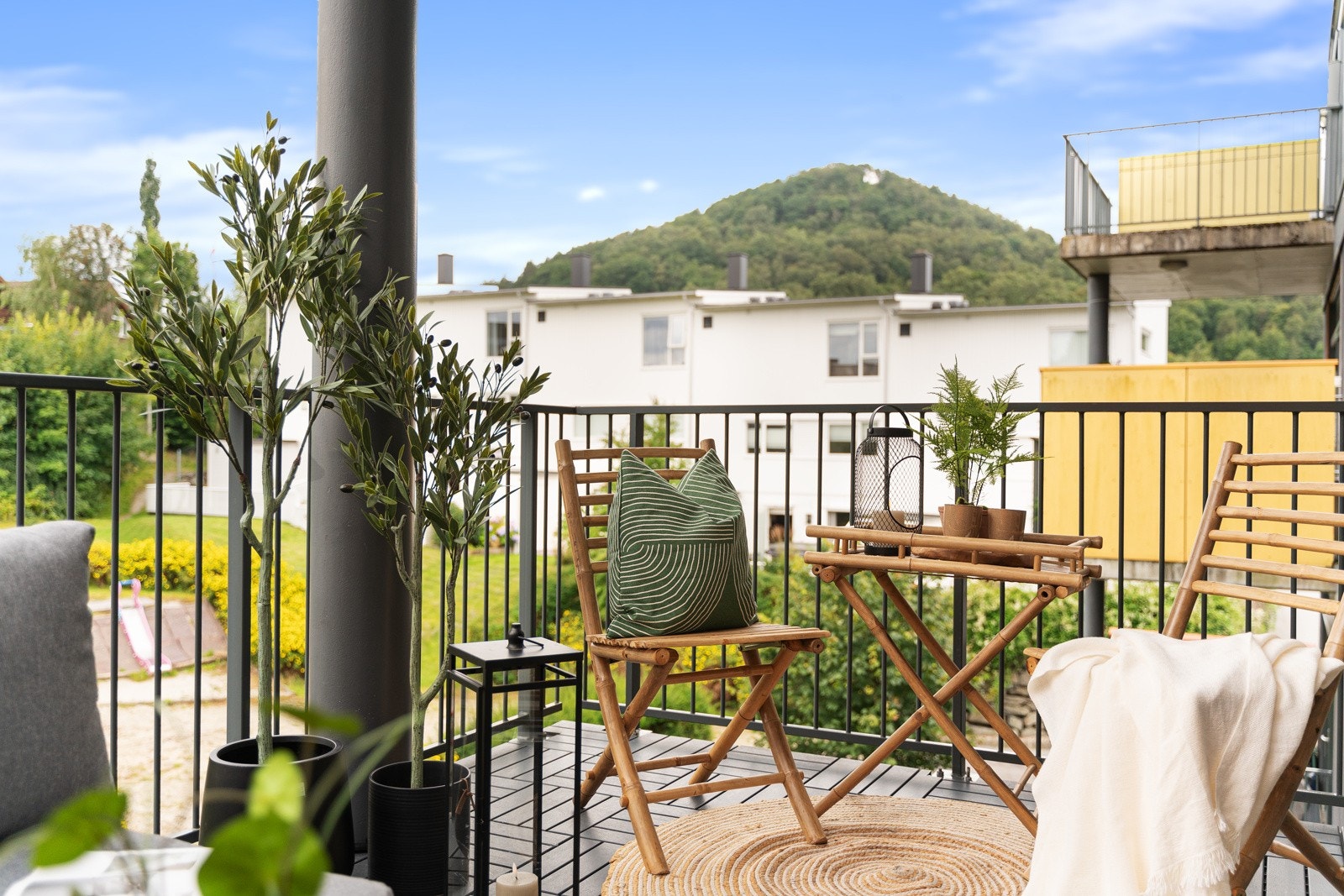 Balkongen kan enkelt innredes med sittegruppe og grill. Galleribilde