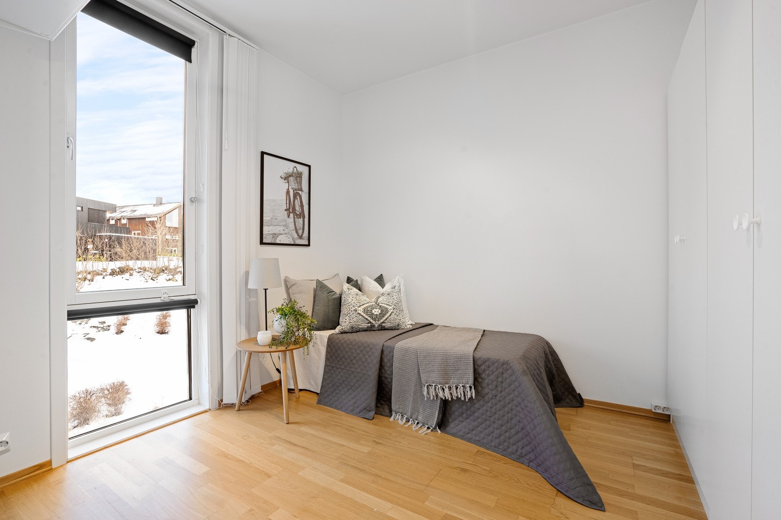 Soverom 2, også av god størrelse. Egner seg ypperlig som gjesterom, kontor, barnerom etc. Galleribilde