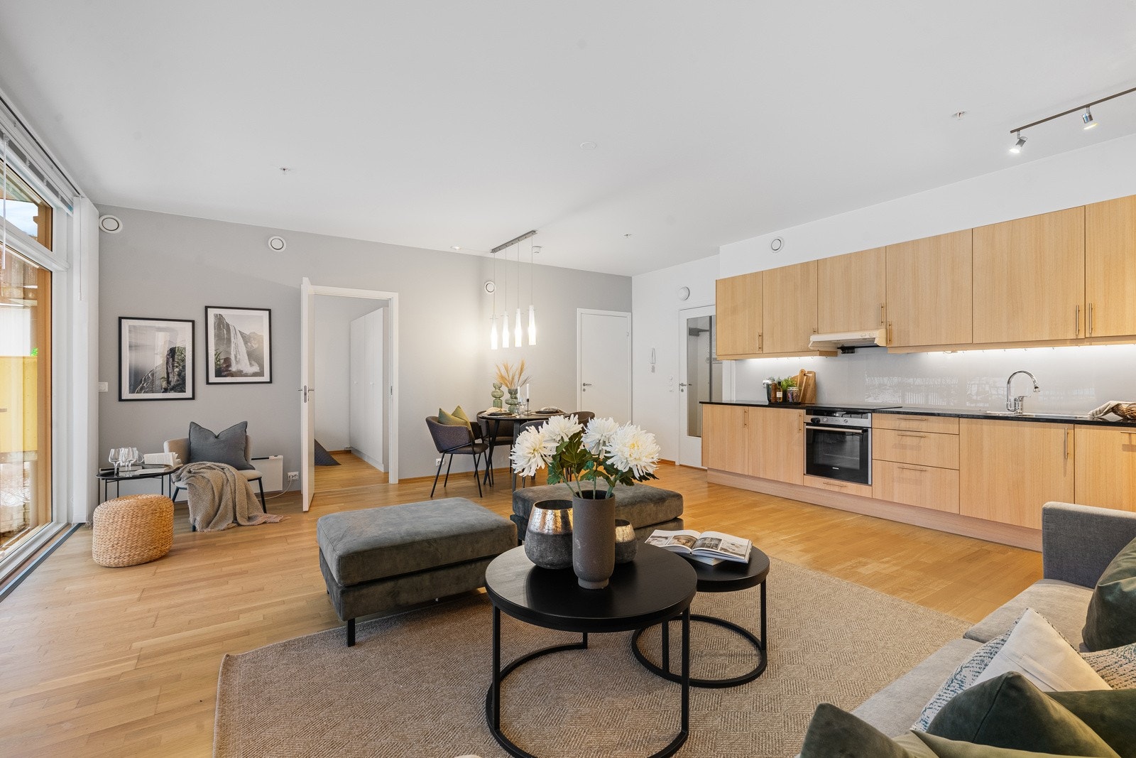 Stue- og kjøkken i åpen løsning. Galleribilde