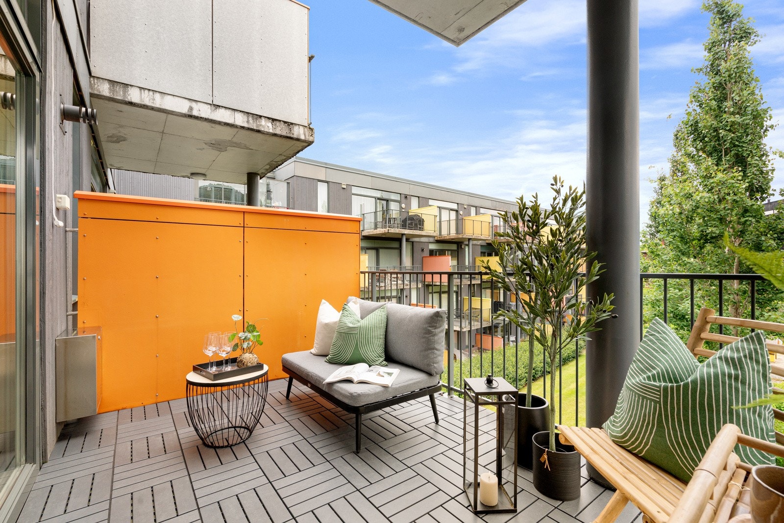 Sørvendt balkong med gode solforhold! Galleribilde