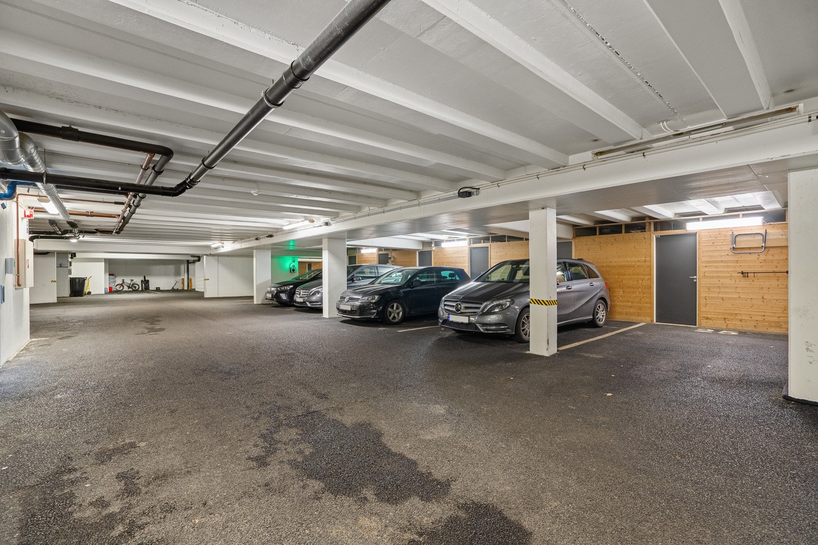 Fast parkering med mulighet for el-bil lader. Ekstern bod bak parkeringsplassen. Galleribilde