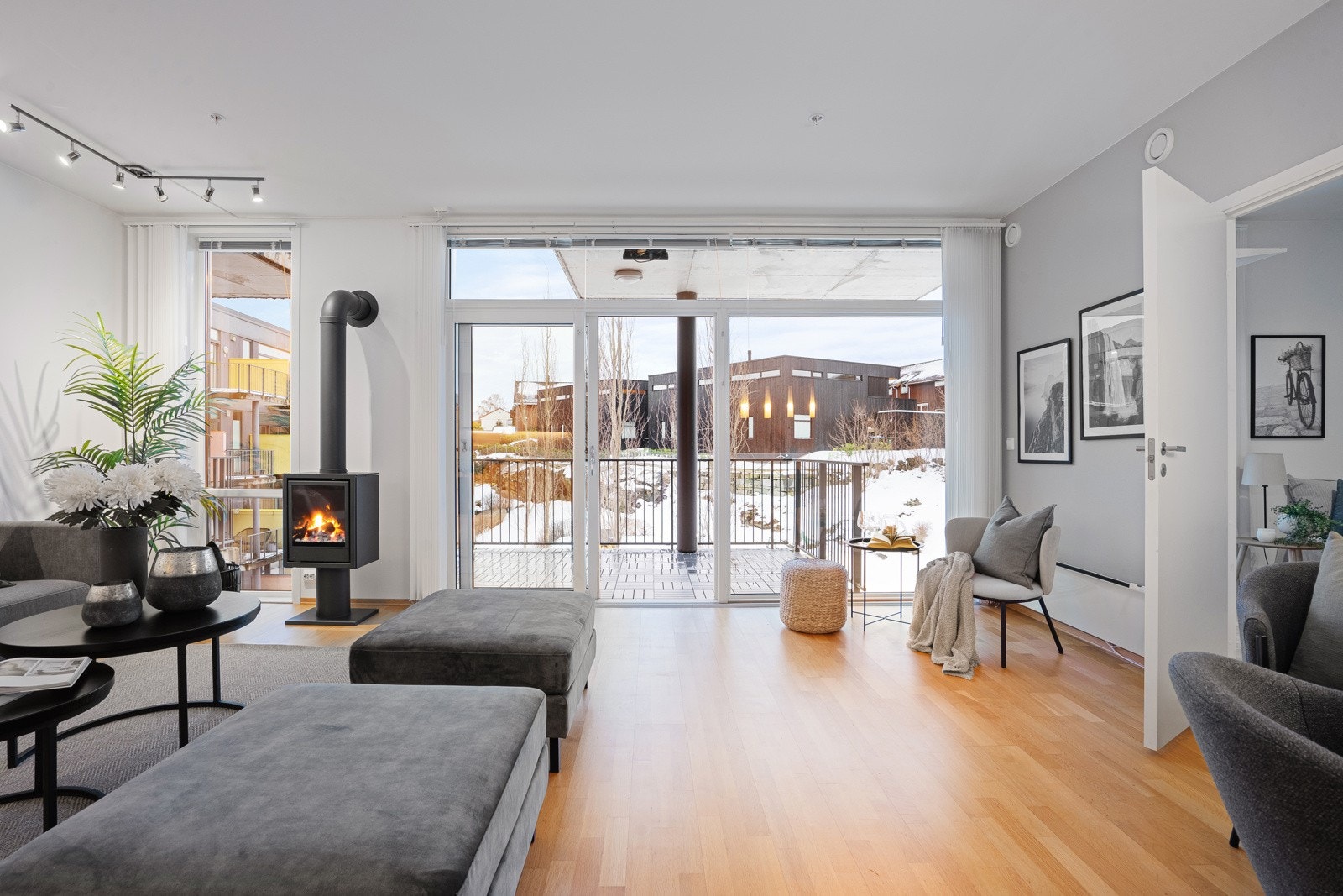 Leiligheten ligger i 3.etg og fremstår lys og luftig med praktisk planløsning og god takhøyde på 2,66m! Galleribilde