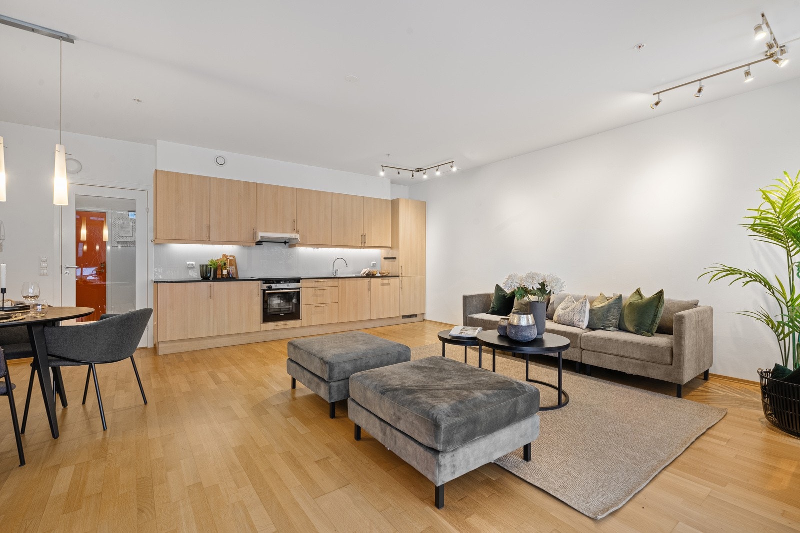 Pent kjøkken med integrerte hvitevarer og god skap- og benkeplass. Galleribilde