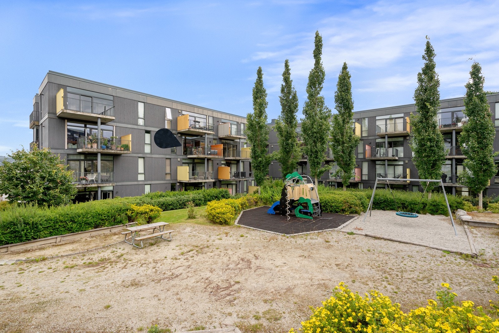 Sameiets eiendom er pent opparbeidet med grøntareal og lekeplass. Galleribilde