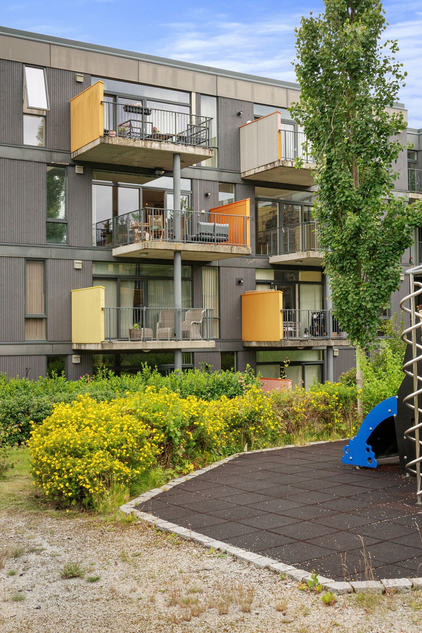 Kjekk lekeplass like utenfor boligblokka. Galleribilde