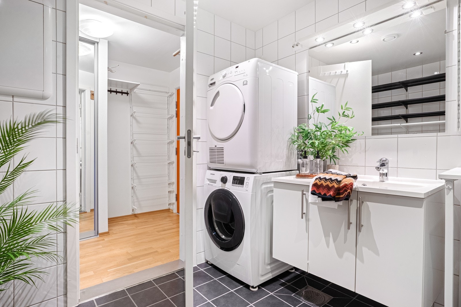 Baderommet har et pent og tidløst uttrykk. Opplegg for vasketårn. Galleribilde