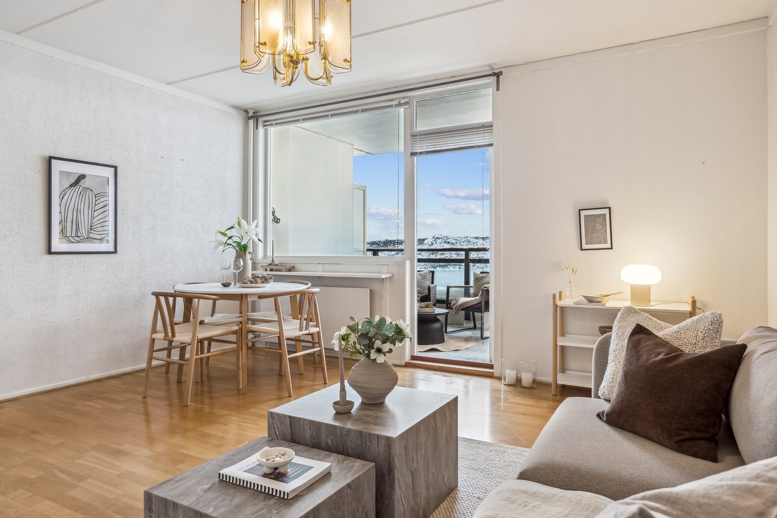 Fra stuen er det dør ut til balkong Galleribilde