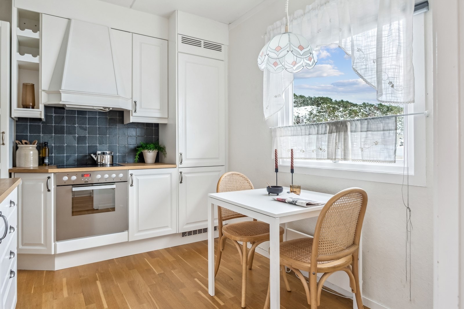 I tillegg er det integrert stekeovn, steketopp, oppvaskmaskin og kjøleskap/frys Galleribilde