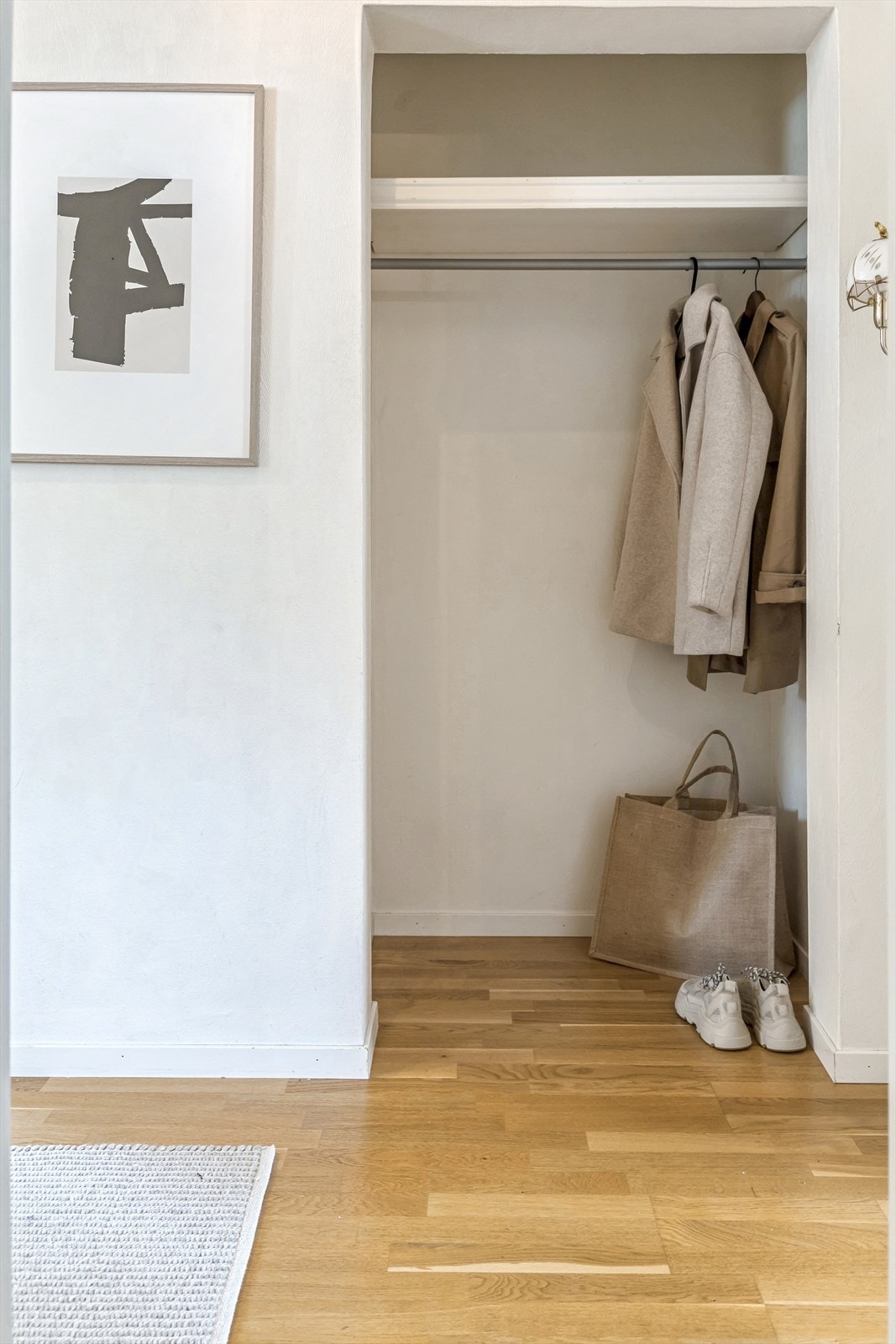 Gangen har plass til skoskap og videre oppheng til yttertøy Galleribilde