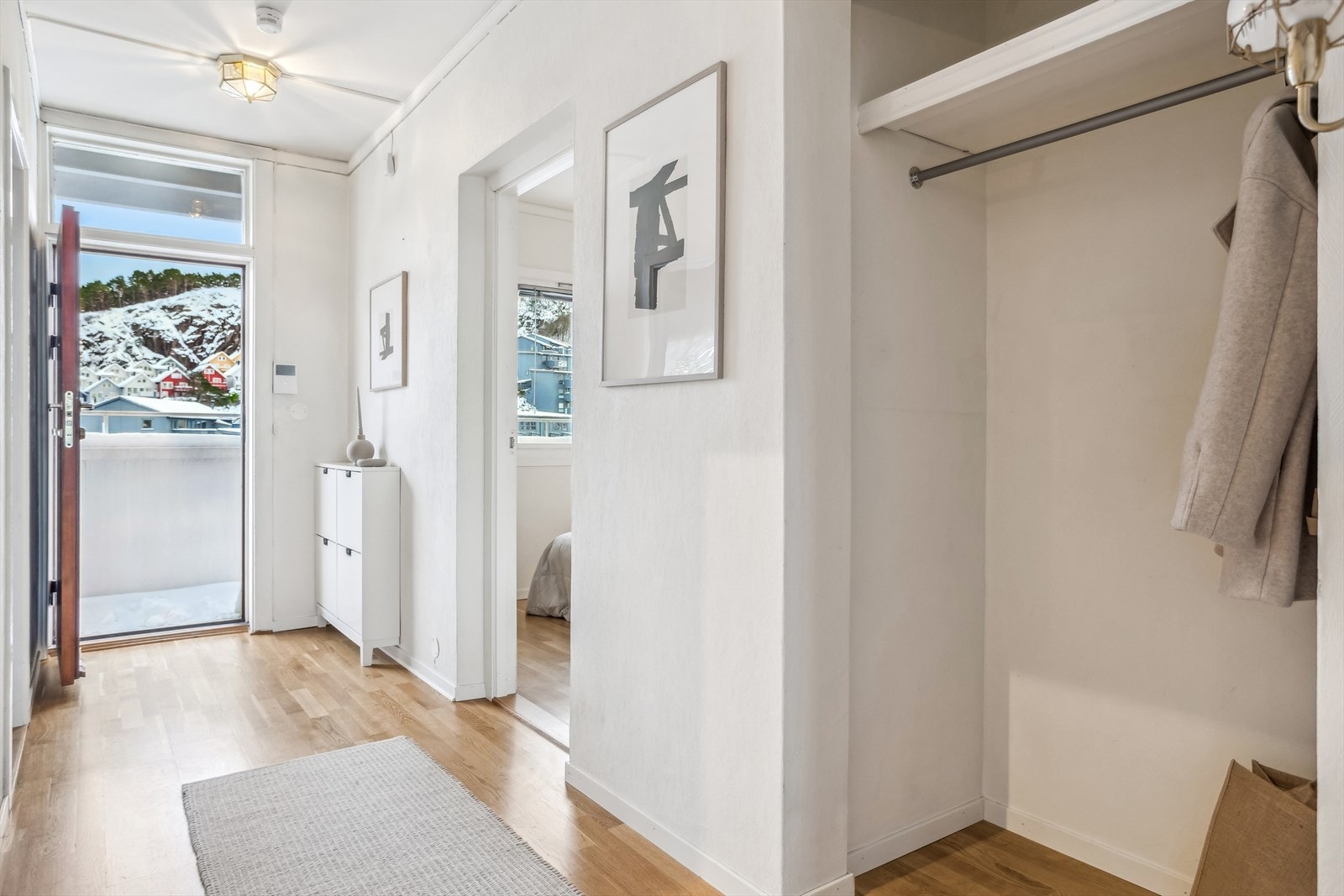 Velkommen inn! Det første som møter deg er leilighetens gang Galleribilde