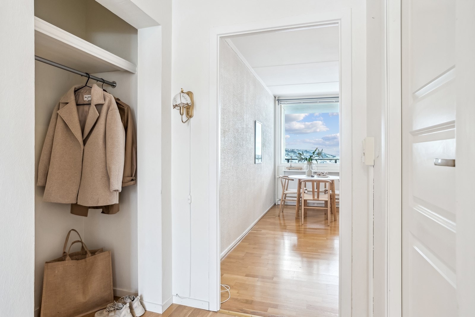 Fra gangen kan du gå videre inn til stuen Galleribilde