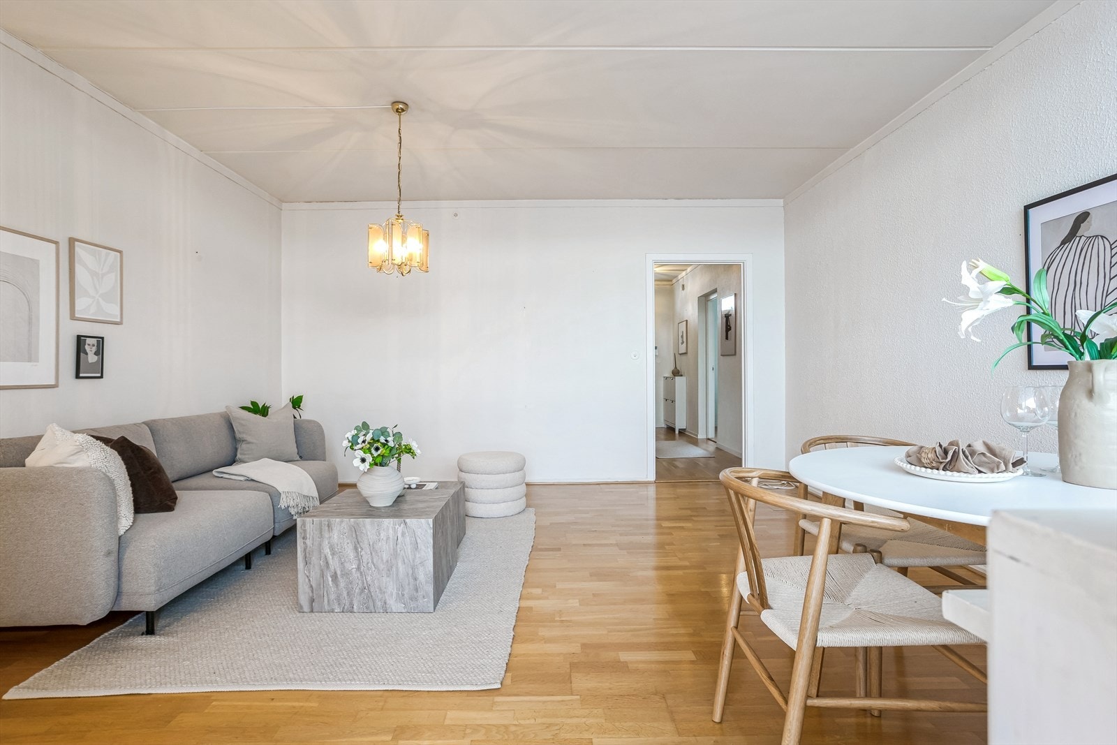 Stuen er av god størrelse og har plass til spisegruppe, sofa og Tv-benk Galleribilde