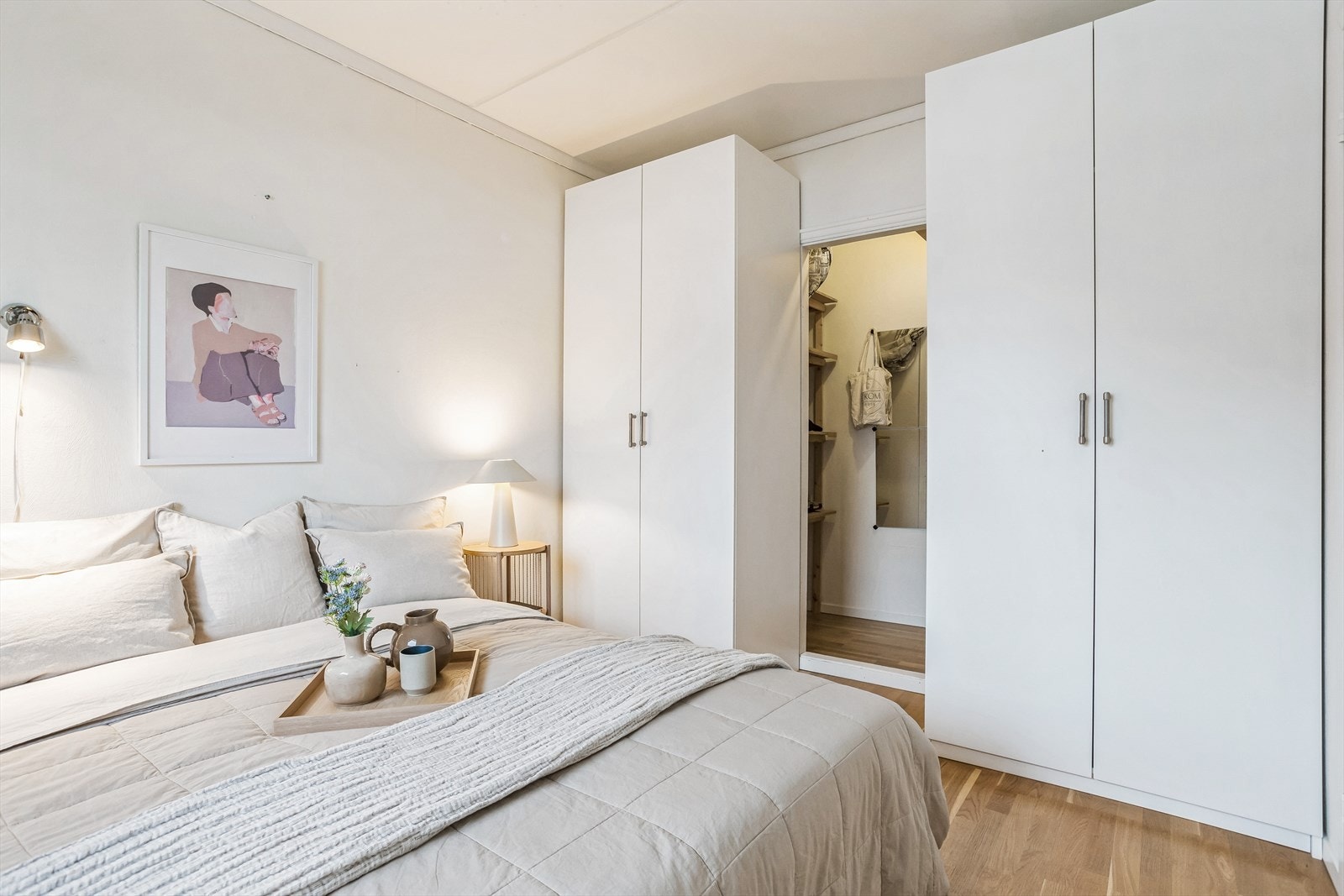 Soverommet har plass til dobbeltseng, nattbord og garderobeskap Galleribilde