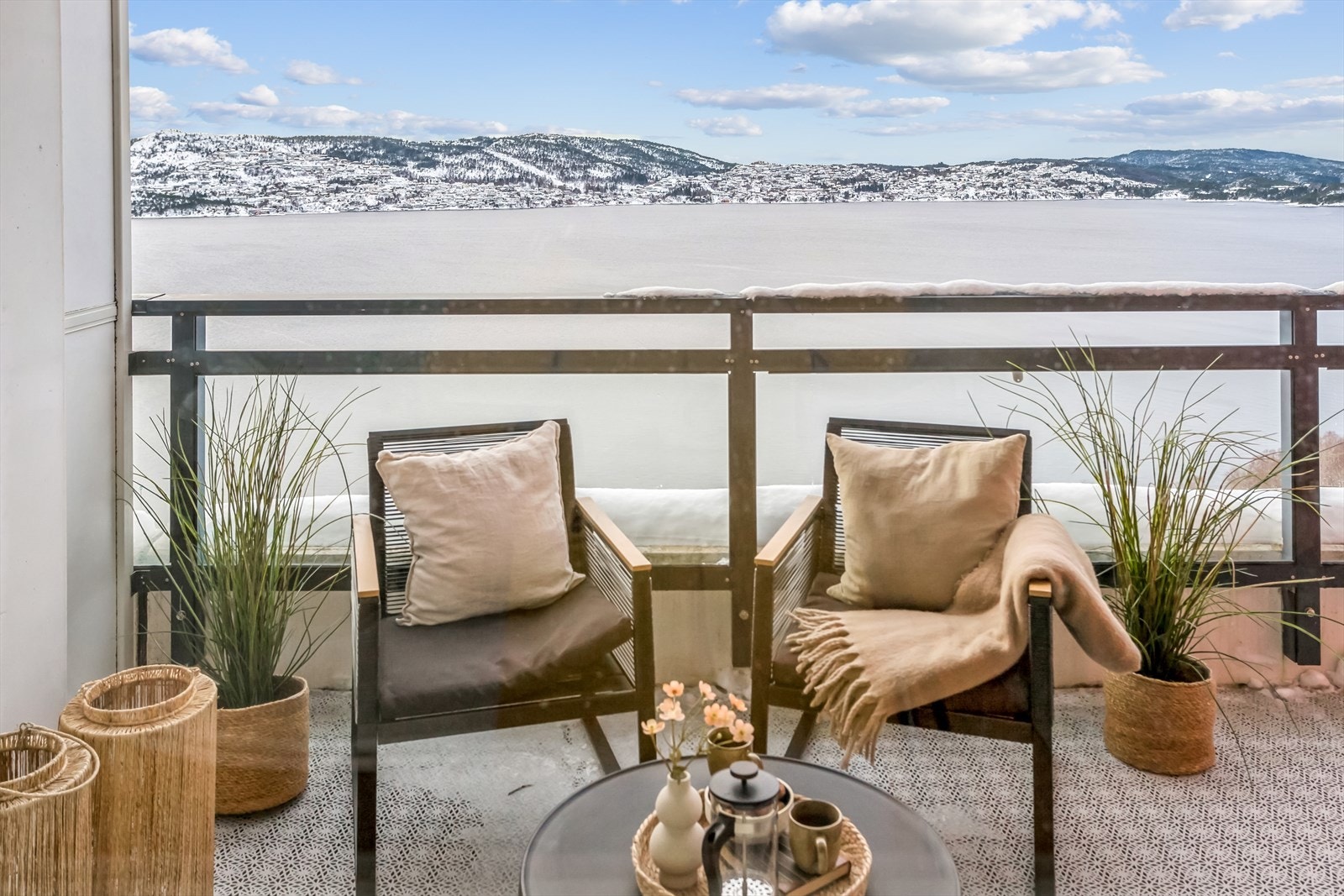 Balkongen har plass til en koselig sittegruppe Galleribilde