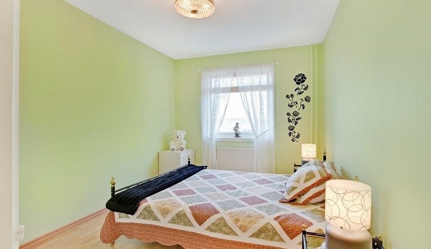 Soverom 2 - Gulvene prydes av både laminat og parkett, mens vegger og tak er malt Galleribilde