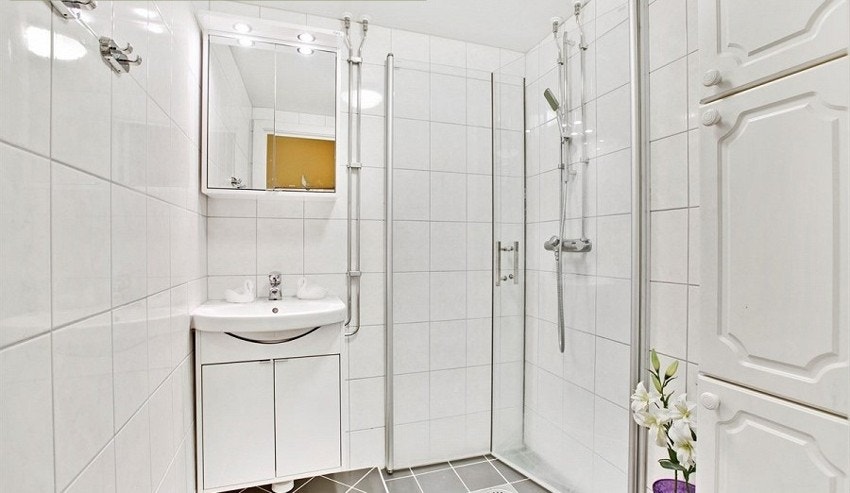 Flislagt bad med gulvvarme og opplegg for vaskemaskin Galleribilde