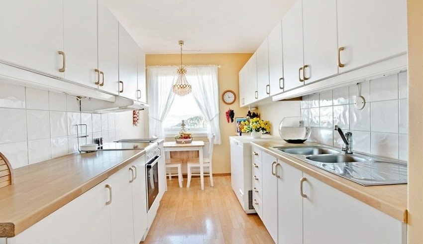 Adskilt kjøkken med plass til spisebord foran vinduet Galleribilde