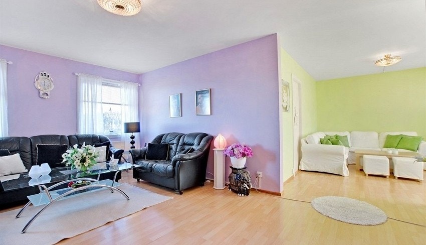 Romslig stue som er delt inn i to deler Galleribilde