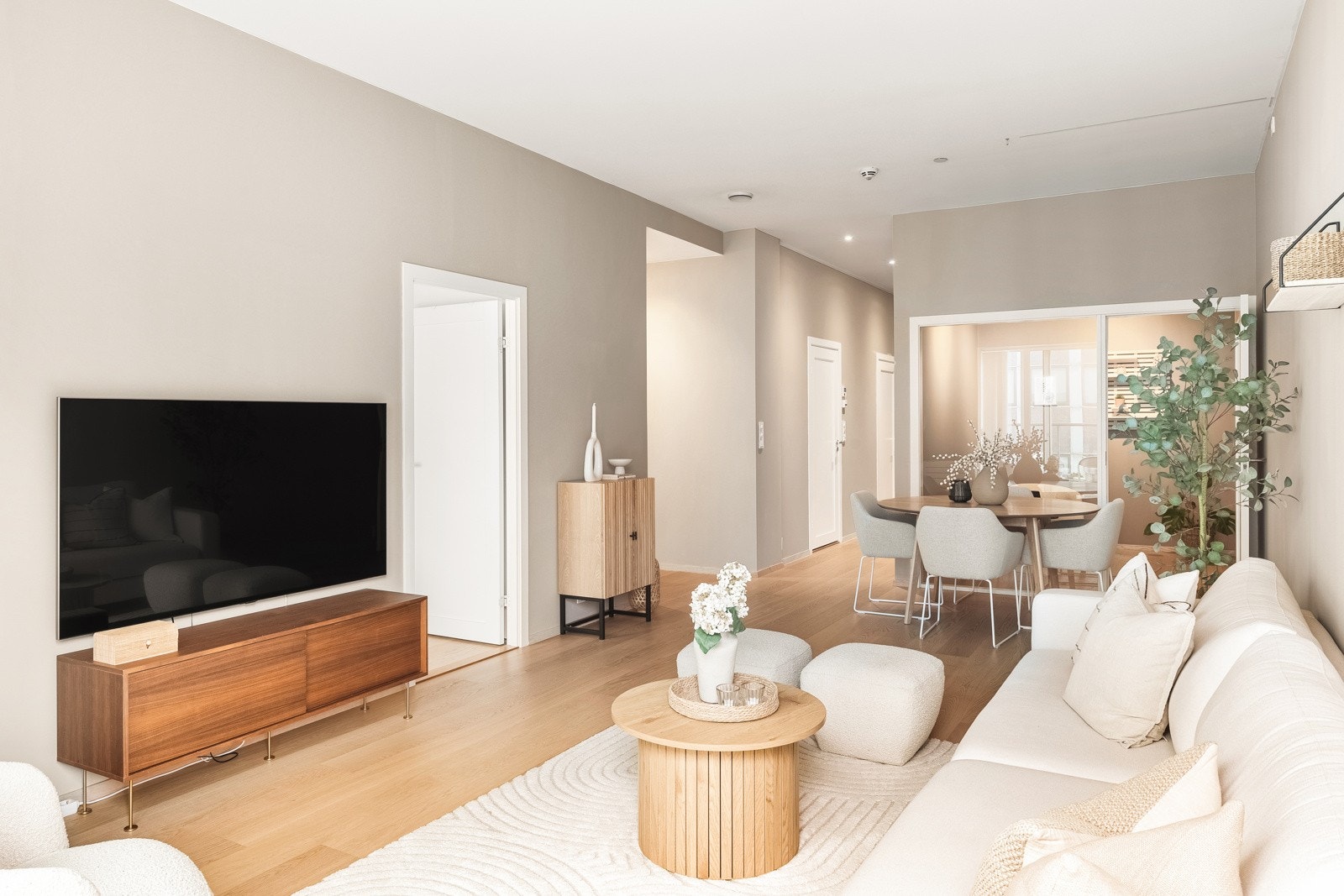 Det er god plass til å innrede med både sofa- og spisegruppe. Galleribilde