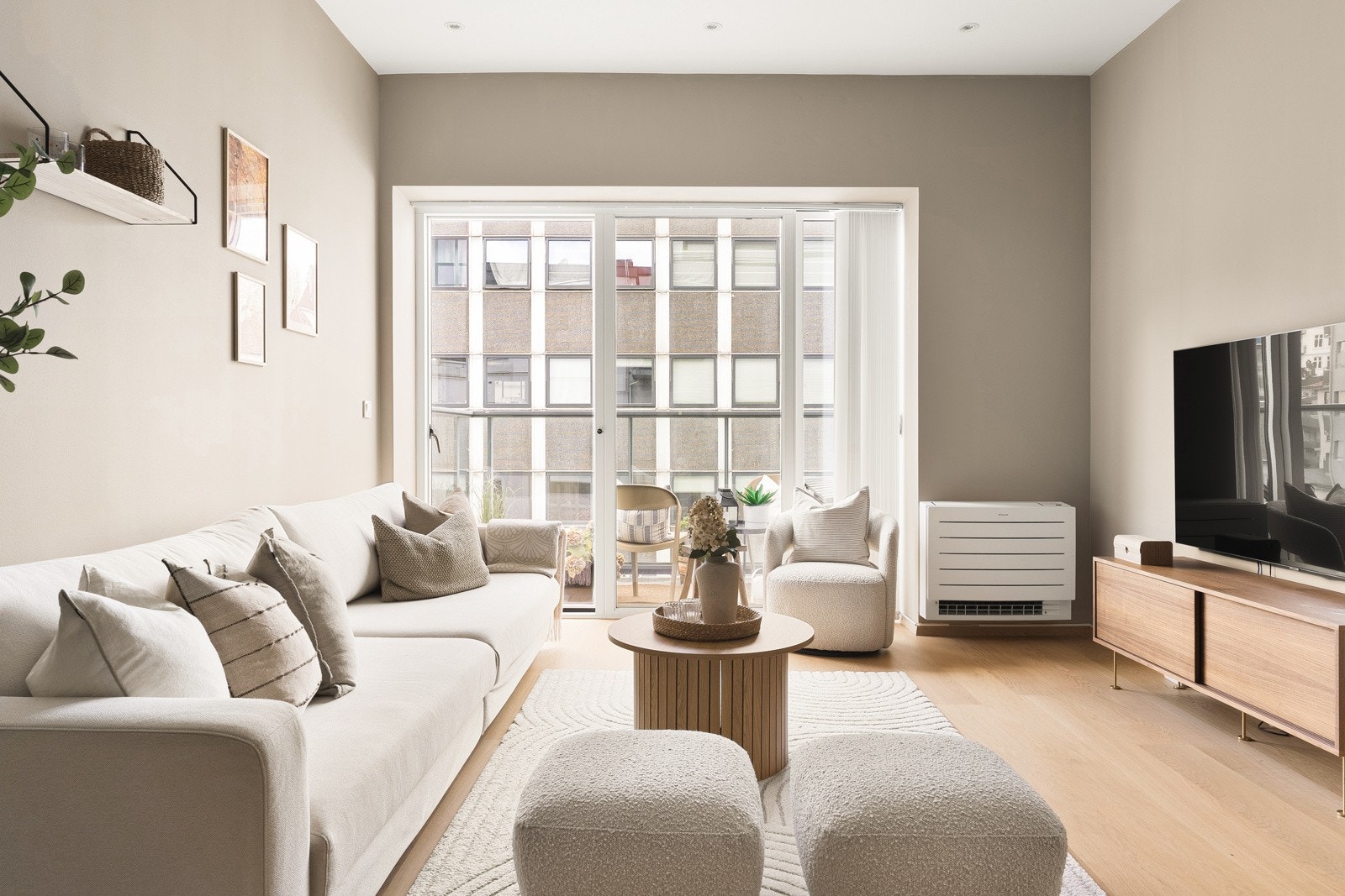 Videre kommer vi inn til hjertet av boligen, nemlig stuen. Du blir møtt av et fantastisk lyst og luftig rom med en fantastisk takhøyde! Galleribilde
