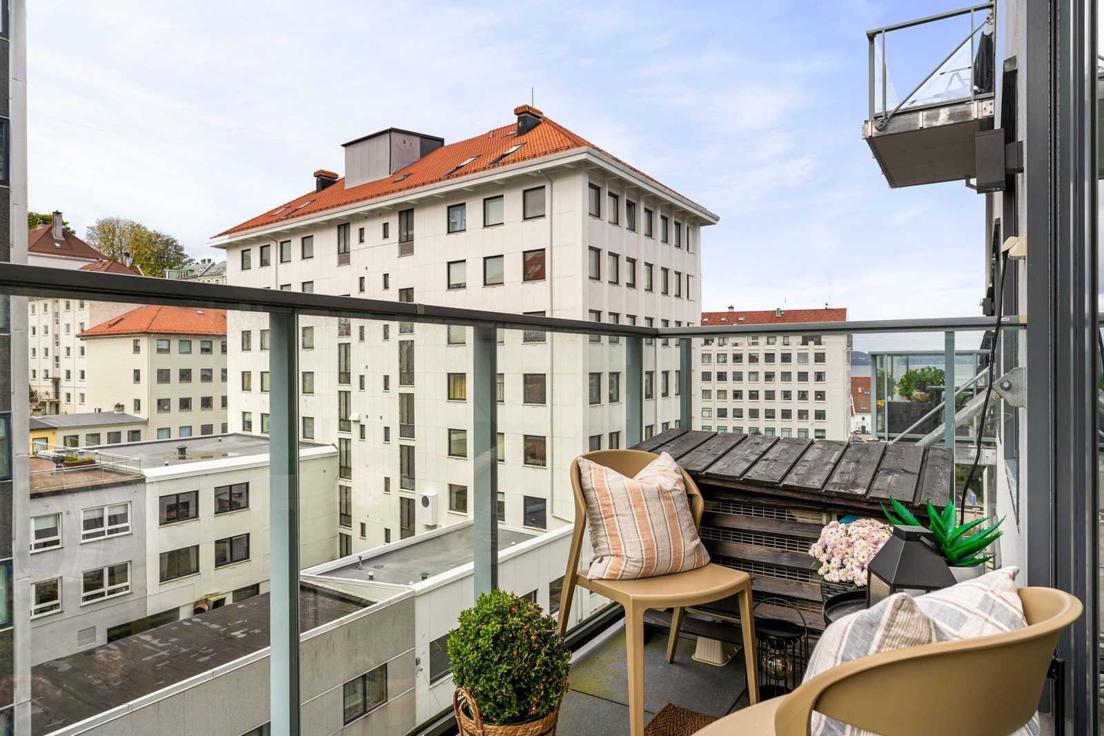 Her er det god plass til å innrede med utemøbler og nyte et utendørs måltid. Galleribilde