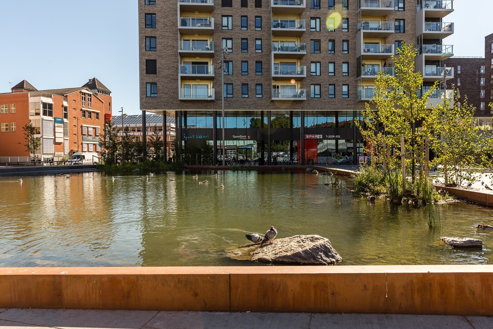 På Ensjø Torg finner du det meste du trenger i hverdagen. Matbutikk, bakeri, café, apotek med mer. Galleribilde