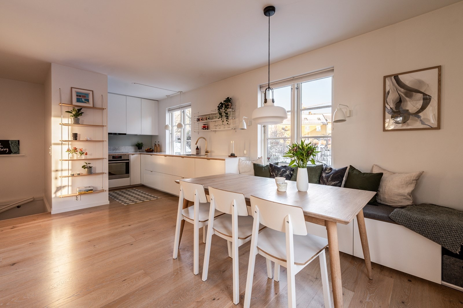 Veggene er etterisolerte for ekstra komfort, og materialvalgene er nøye gjennomtenkt, blant annet enstavsparkett fra Boen. Galleribilde