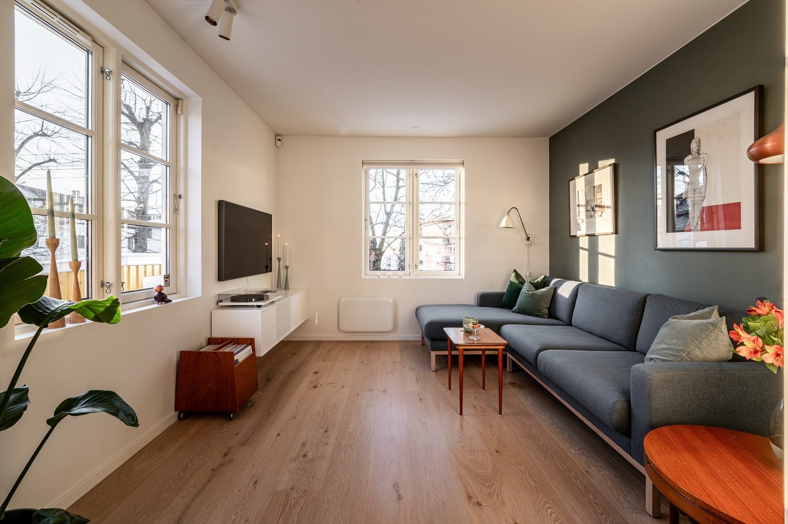 Store vindusflater og gjennomgående lysforhold skaper en lys og luftig atmosfære. Galleribilde