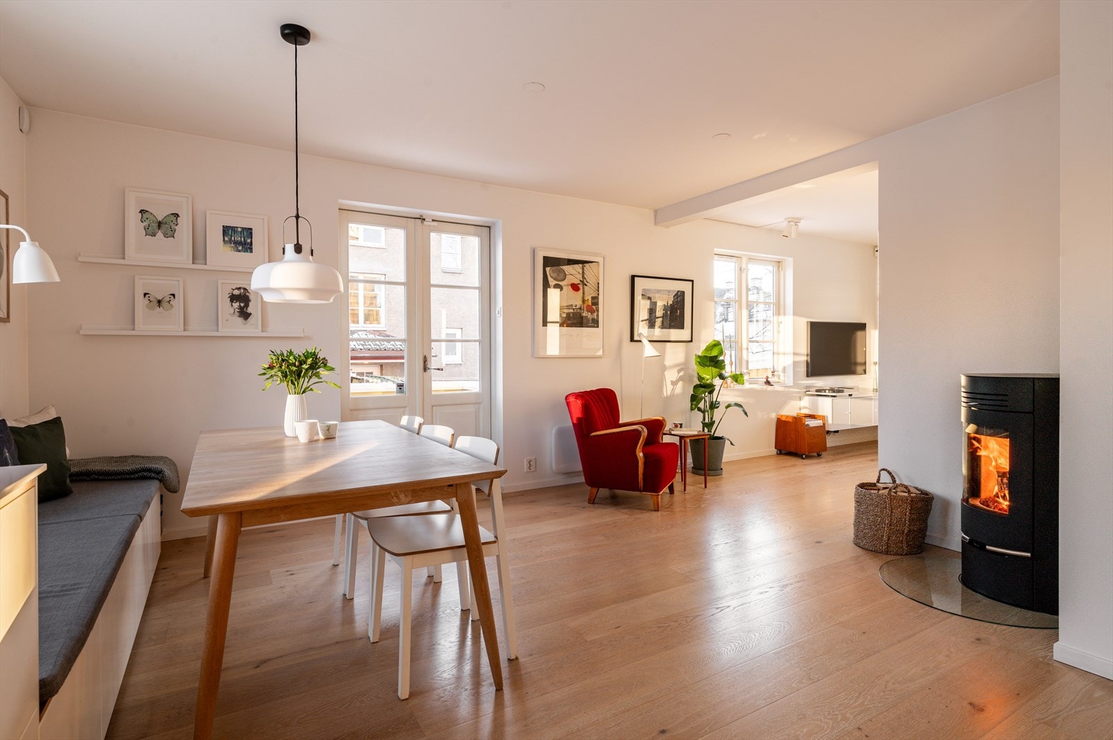 Leiligheten er lys og innbydende med vinduer på tre sider, som ble byttet i 2014 og som slipper inn rikelig med naturlig lys. Galleribilde