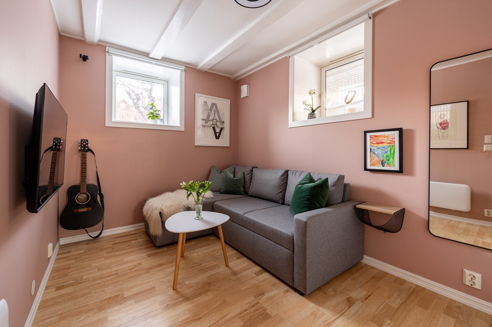 Lyst og delikat soverom 2 malt i en dus rosafarge. Galleribilde