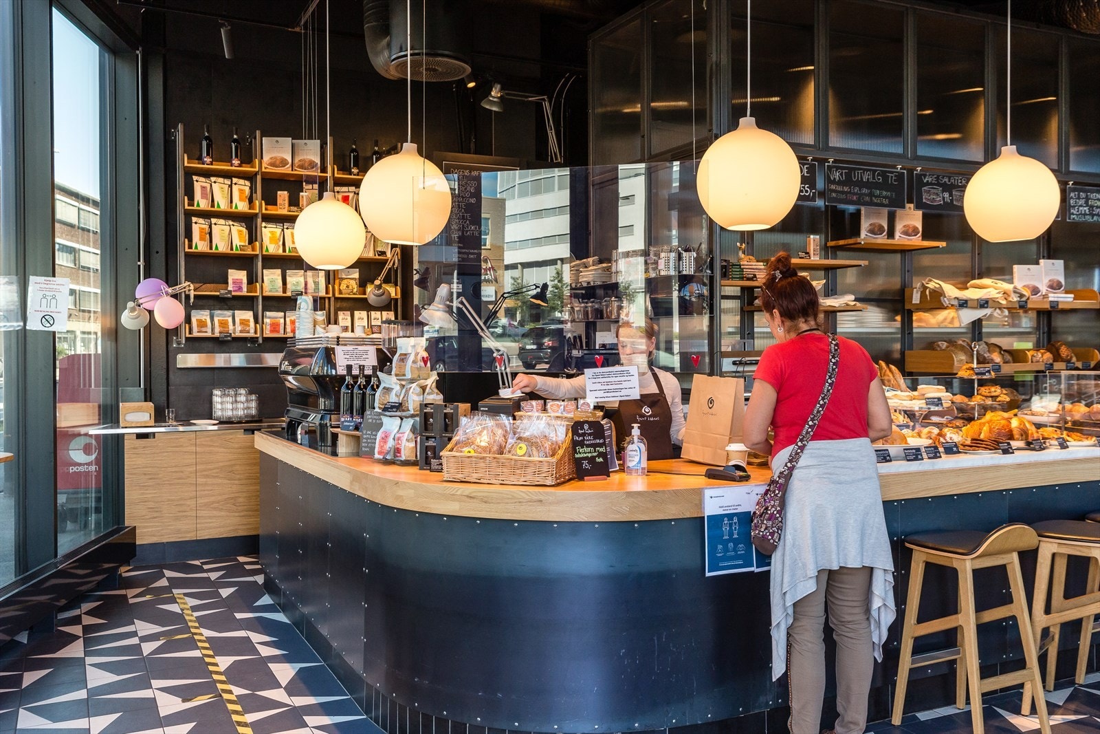 Åpent bakeri på Ensjø Torg er et populært sted i nabolaget. Her serveres de lekreste bakervarer, nydelig kaffe, salater og sandwicher. Galleribilde