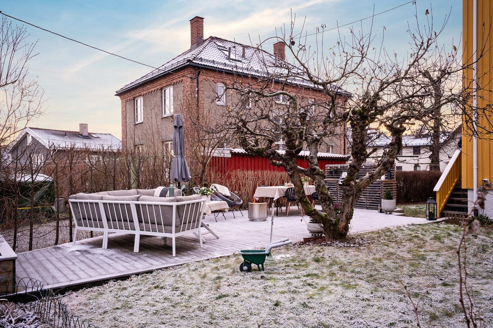 Boligen ligger i et idyllisk og solrikt område, og hagen er en grønn oase med epletre, peoner og bærbusker - perfekt for late sommerdager i hagebyen. Galleribilde